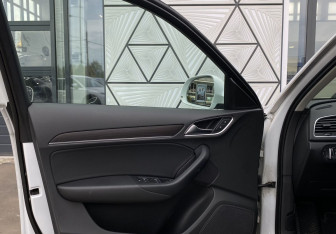 Подержанный автомобиль Audi Q3 2014 года (18 фото)