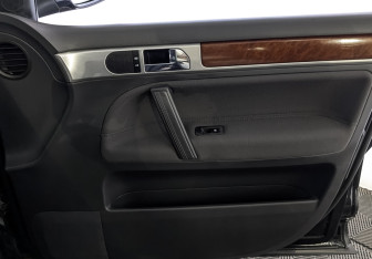 Подержанный автомобиль Volkswagen Touareg 2009 года (25 фото)