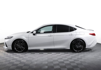 Подержанный автомобиль Toyota Camry Sedan 2024 года (8 фото)