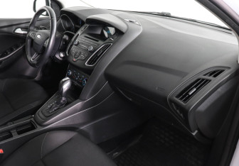 Подержанный автомобиль Ford Focus Hatchback 2017 года (10 фото)