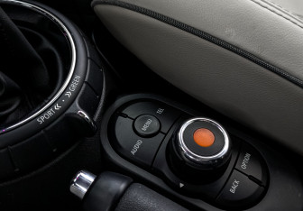 Подержанный автомобиль MINI Hatch 2016 года (25 фото)