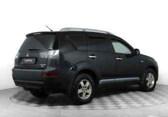 Подержанный автомобиль Mitsubishi Outlander 2007 года (5 фото)