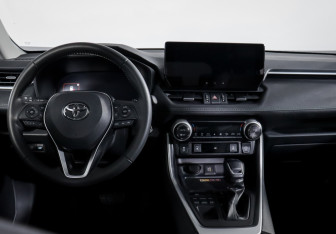 Подержанный автомобиль Toyota RAV4 2024 года (12 фото)