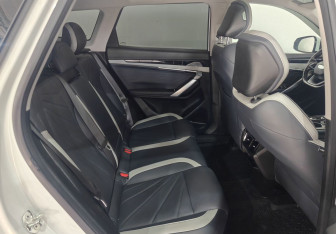 Подержанный автомобиль Geely Atlas 2023 года (10 фото)