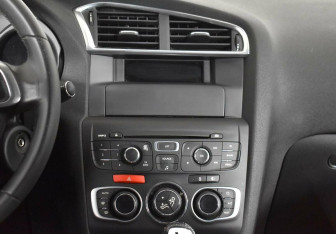 Подержанный автомобиль Citroen C4 Hatchback 2014 года (13 фото)