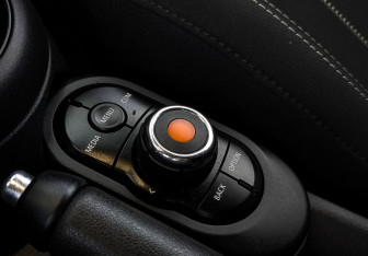 Подержанный автомобиль MINI Hatch 2019 года (26 фото)