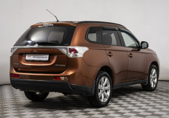 Подержанный автомобиль Mitsubishi Outlander 2012 года (5 фото)