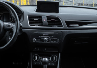 Подержанный автомобиль Audi Q3 2017 года (9 фото)