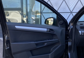 Подержанный автомобиль Opel Astra Sedan 2012 года (15 фото)