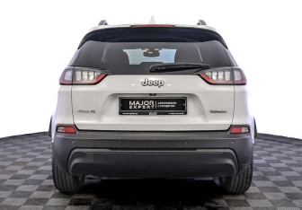Подержанный автомобиль Jeep Cherokee 2018 года (6 фото)