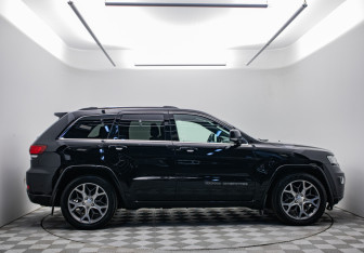 Подержанный автомобиль Jeep Grand Cherokee 2021 года (4 фото)