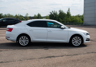 Подержанный автомобиль Skoda Superb Liftback 2021 года (4 фото)
