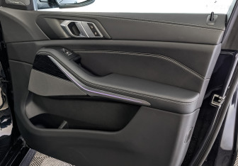 Подержанный автомобиль BMW X5 2025 года (25 фото)