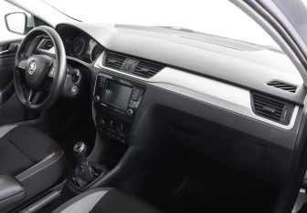 Подержанный автомобиль Skoda Rapid Liftback 2018 года (10 фото)