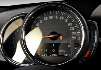 Подержанный автомобиль MINI Hatch 2020 года (13 фото)