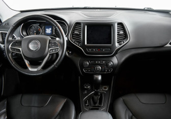 Подержанный автомобиль Jeep Cherokee 2018 года (12 фото)