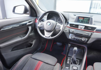 Подержанный автомобиль BMW X1 2018 года (13 фото)
