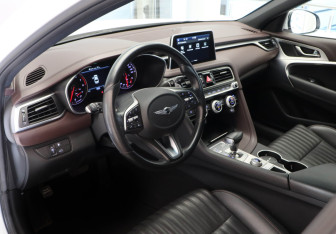 Подержанный автомобиль Genesis G70 2018 года (7 фото)