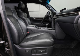 Подержанный автомобиль Lexus LX 2017 года (10 фото)