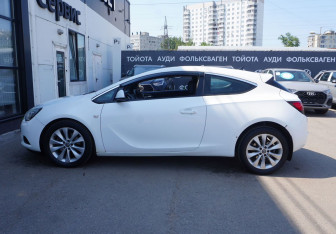Подержанный автомобиль Opel Astra Hatchback 2013 года (8 фото)