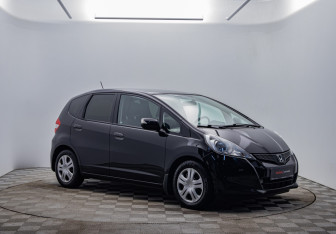 Подержанный автомобиль Honda Jazz 2012 года (3 фото)