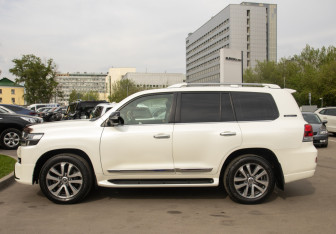 Подержанный автомобиль Toyota Land Cruiser Suv 2017 года (6 фото)
