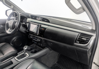 Подержанный автомобиль Toyota Hilux 2016 года (11 фото)