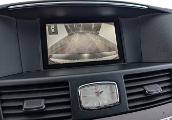 Подержанный автомобиль Infiniti Q70 2015 года (25 фото)