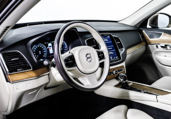 Подержанный автомобиль Volvo XC90 2017 года (19 фото)