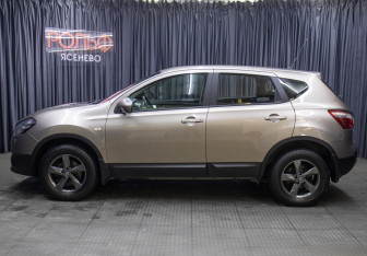 Подержанный автомобиль Nissan Qashqai 2012 года (8 фото)
