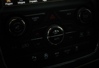 Подержанный автомобиль Jeep Grand Cherokee 2016 года (18 фото)