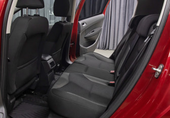 Подержанный автомобиль Peugeot 308 Hatchback 2011 года (12 фото)