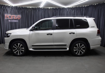 Подержанный автомобиль Toyota Land Cruiser Suv 2018 года (8 фото)