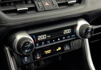 Подержанный автомобиль Toyota RAV4 2021 года (21 фото)