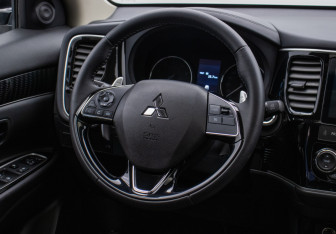 Подержанный автомобиль Mitsubishi Outlander 2022 года (15 фото)