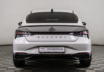 Подержанный автомобиль Hyundai Elantra Sedan 2021 года (6 фото)
