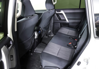 Подержанный автомобиль Toyota Land Cruiser Prado 2020 года (12 фото)