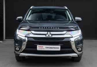 Подержанный автомобиль Mitsubishi Outlander 2017 года (2 фото)