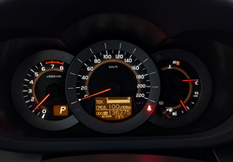 Подержанный автомобиль Toyota RAV4 2012 года (16 фото)