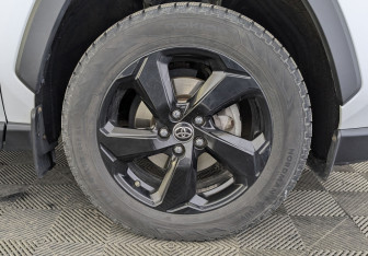 Подержанный автомобиль Toyota RAV4 2021 года (18 фото)