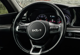 Подержанный автомобиль Kia K5 2021 года (14 фото)