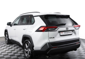 Подержанный автомобиль Toyota RAV4 2021 года (7 фото)