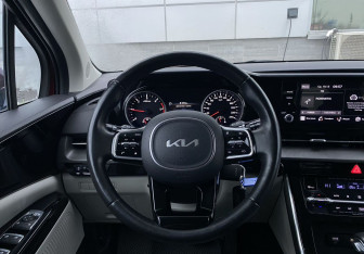 Подержанный автомобиль Kia Carnival 2021 года (14 фото)