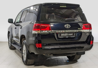 Подержанный автомобиль Toyota Land Cruiser Suv 2015 года (7 фото)