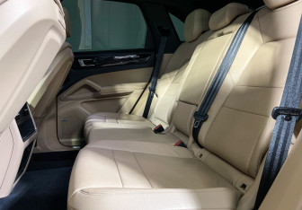 Подержанный автомобиль Porsche Cayenne 2019 года (10 фото)