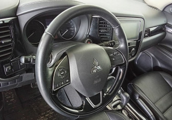 Подержанный автомобиль Mitsubishi Outlander 2020 года (12 фото)