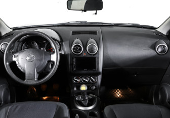 Подержанный автомобиль Nissan Qashqai+2 2011 года (13 фото)
