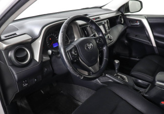 Подержанный автомобиль Toyota RAV4 2013 года (9 фото)