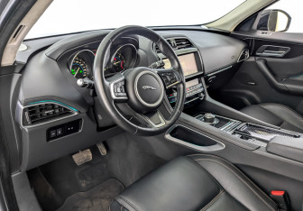 Подержанный автомобиль Jaguar F-Pace 2020 года (16 фото)