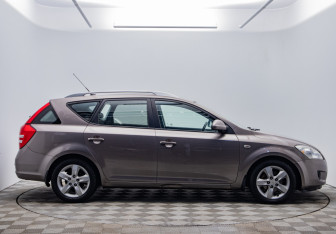 Подержанный автомобиль Kia Ceed Wagon 2007 года (4 фото)